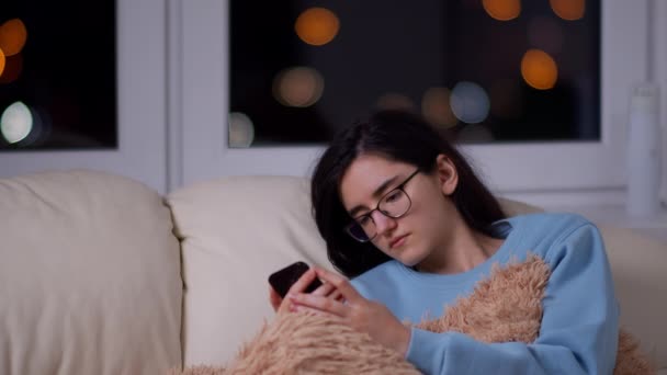 Une Gentille Fille Avec Des Lunettes Tard Dans Nuit Avec — Video