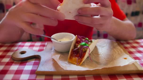 Nahaufnahme Von Tacos Auf Einem Holzständer Einem Straßencafé Fast Food — Stockvideo