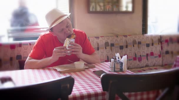 Man Turist Äta Burrito Gata Café Snabbmat Kamerarörelse — Stockvideo