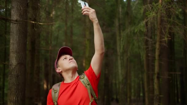 Viajante Com Mochila Floresta Procura Sinal Rede Celular Rastreamento Câmera — Vídeo de Stock