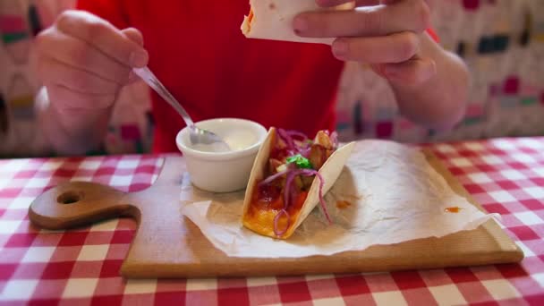 Primer plano de tacos en un stand en un café de la calle, comida rápida, movimiento de la cámara — Vídeos de Stock