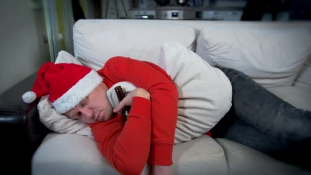 Jeune Homme Fatigué Dormant Sur Canapé Portant Chapeau Rouge Noël — Video