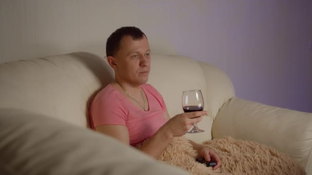 Hombre Máscara Cosmética Beber Vino Tinto Ver Televisión Por Noche — Vídeo de stock