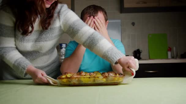 Kadın Erkek Için Lezzetli Bir Yemek Hazırladı Erkeği Önüne Koydu — Stok video