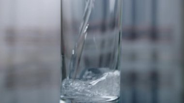 Bardağı temiz içme suyuyla kapat, kamera hareket etsin.