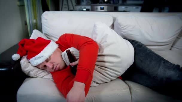 Homme Dormant Sur Canapé Portant Chapeau Rouge Noël Avec Une — Video