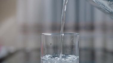 Sürahiden bardaklara temiz içme suyu dökmek, kamera hareketi, yakın plan.