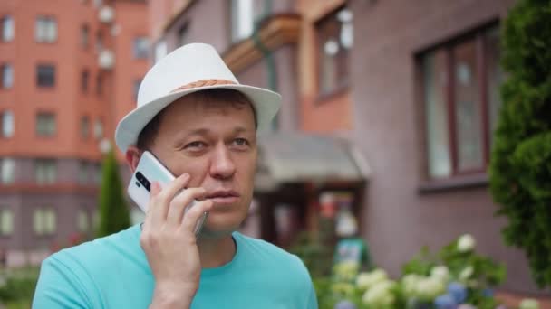 Jeune Homme Chapeau Parlant Sur Téléphone Portable Dans Rue Suivi — Video