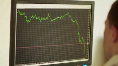Bilgisayar başında oturan adam, hisse senedi ticareti, şema, finansal kriz