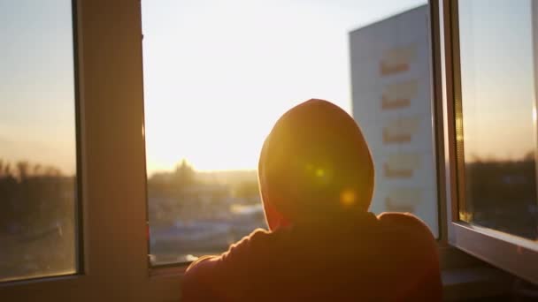 Tipo Con Una Sudadera Con Capucha Cabeza Mira Puesta Sol — Vídeos de Stock