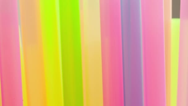 Tubos Cóctel Multicolores Movimiento Cámara Primer Plano Fuera Foco — Vídeos de Stock