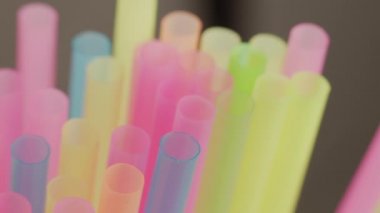 Birçok plastik renkli kokteyl tüpleri, yakın çekim, kamera hareketi, raf odaklı.