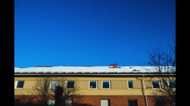 Zaman atlamalı günbatımı gölge ile bir bina üzerinde gece gün grasps