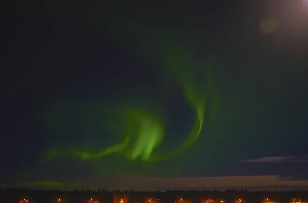 Luz del norte bajo la luz de la luna En el cielo oscuro —  Fotos de Stock