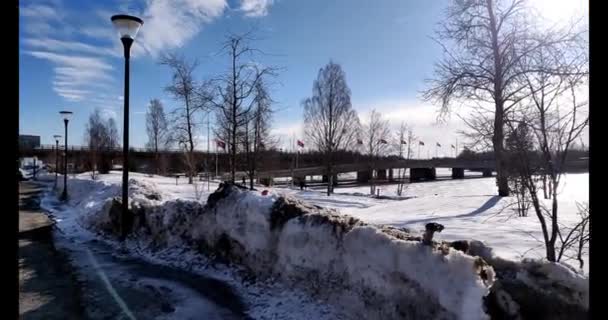 Paisaje invernal de río congelado en el norte de Europa con una vista panorámica cuando el sol y la nube en el cielo — Vídeo de stock