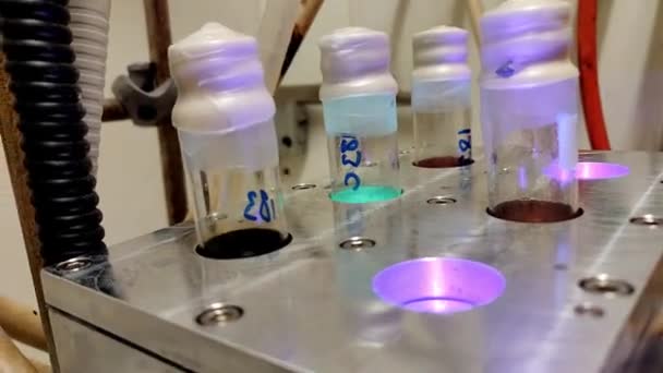 Manyetik Karıştırıcı Yardımıyla Karıştırma Mühürlü Silindirik Cam Konteyner Photochemical Renkli — Stok video