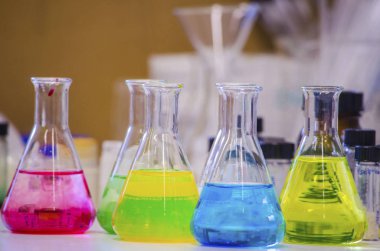 Bir kimya bir bankta konik şişe birden fazla renkli çözüm