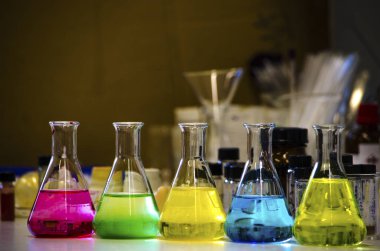 Konik şişerenkli çözüm bir kimyager bir bankta kaplı