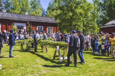 Mutlu insanlar kutup dekorasyon izlemek için zevk ve t bekliyor