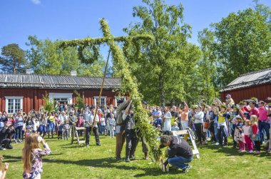 Umea, İsveç - 23 Haziran 2017 Kutbu izlemekten keyif alıyor mutlu insanlar