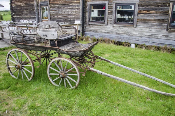 Antiguo carro roto de madera antigua para el transporte con rus clásico — Foto de Stock