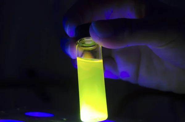 Kutató kéz tartó sárga közelről fotokémiai reakció i — Stock Fotó