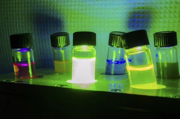 Várias reações fotoquímicas de catalisador induzidas por luz colorida — Fotografia de Stock