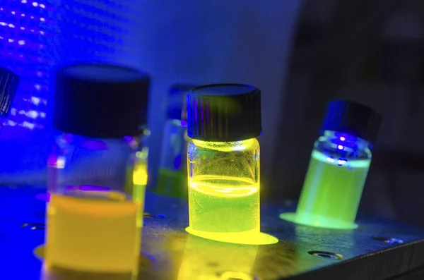 Vários coloridos close-up luz induzida catalisador fotoquímico — Fotografia de Stock