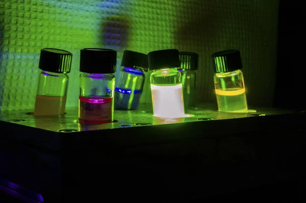 Reacción fotoquímica de catalizador inducida por luz colorida múltiple — Foto de Stock