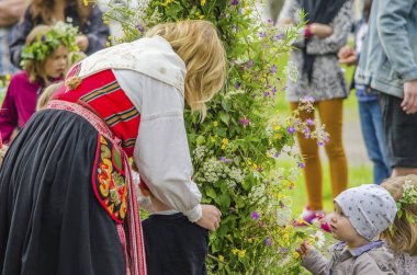 Umea, İsveç - 21 Haziran 2019 İsveç tra'nın tadını çıkaran güzel çocuklar