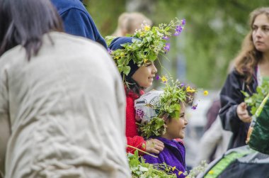 Umea, İsveç - 21 Haziran 2019 Küçük çocuklar İsveç orta su zevk