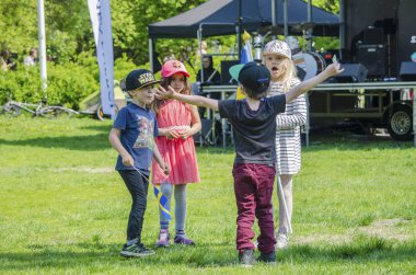 Umea, İsveç - 6 Haziran 2019 İsveçli çocuklar İsveçnin nat kutluyor
