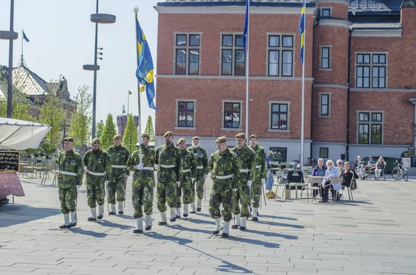 乌美亚，瑞典 - 2019年6月6日 瑞典警察男子在一个常规 — 图库照片