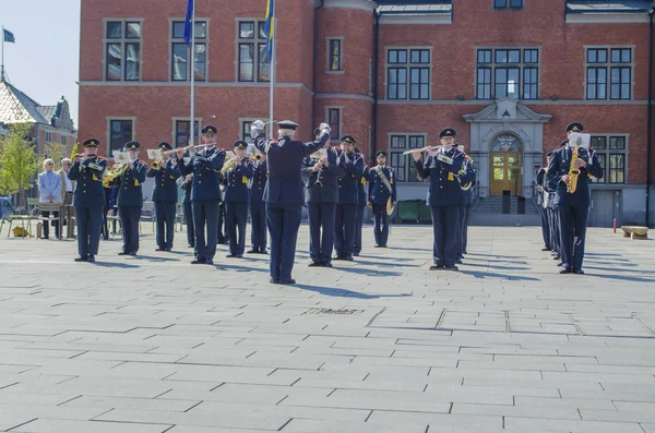 Umea, Suecia - 6 de junio de 2019 Policía sueca jugando a ser nacional — Foto de Stock