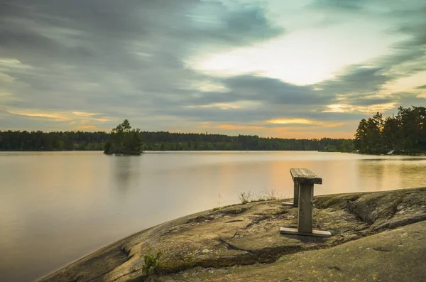 Gün batımı nda bir kırsal göl üzerinde mavi bulut hareketi o — Stok fotoğraf