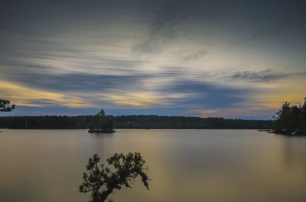 Sırasında bir kırsal göl üzerinde mavi bulut çarpıcı hareket — Stok fotoğraf
