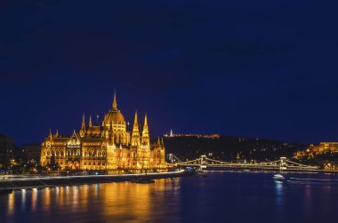 Ligh ile nehir kenarından Budapeşte şehir gece görünümü uzun pozlama