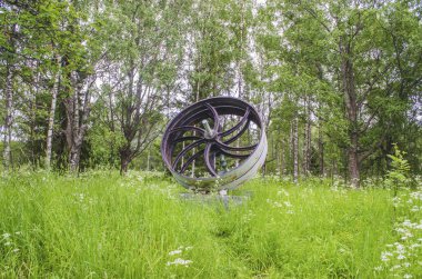 Büyük gemi bir deniz tarafı gras ayakta paslı pervane dismanteled