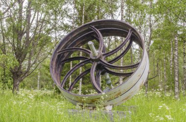 Bir deniz sid ayakta bir geminin dismanteled paslı pervane parçası