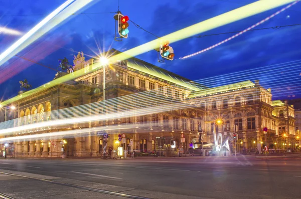 Viyana Opera Evi ışık Trai ile hareketli gece bulut sırasında — Stok fotoğraf