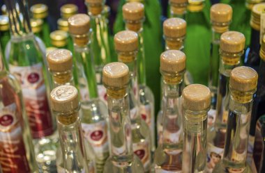 Endüstriyel üretim için bir satırda tutulan ahşap şarap şişesi kapağı 