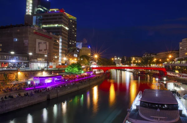 Viyana 'da Metropolitan Cityscape gece hayatı colou ile nehir kıyısında — Stok fotoğraf