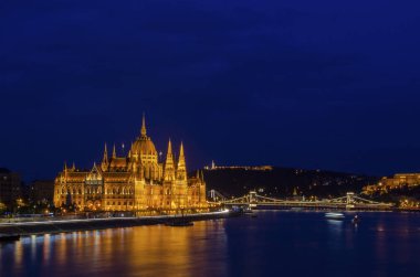 Bulutlu blu altında Budapeşte parlamentosunun Nightscape şehir görünümü