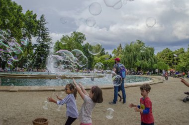 Budapeşte, Macaristan - 13 Temmuz 2019 Küçük çocuklar wi oynuyor