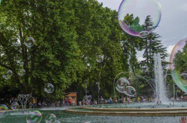 Budapeşte, Macaristan - 13 Temmuz 2019 İnsanlar su foun tadını çıkarıyor