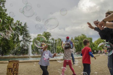 Budapeşte, Macaristan - 13 Temmuz 2019 Küçük çocuklar wi oynuyor