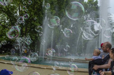 Budapeşte, Macaristan - 13 Temmuz 2019 Bir yound çocuk su keyfi 