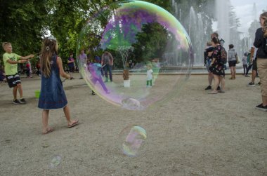 Budapeşte, Macaristan - 13 Temmuz 2019 çocuklar su fountanın tadını çıkarıyor