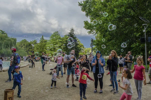 Budapeşte, Macaristan - 13 Temmuz 2019 Küçük çocuklar wi oynuyor