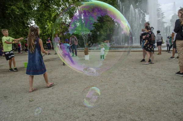 Budapeşte, Macaristan - 13 Temmuz 2019 çocuklar su fountanın tadını çıkarıyor